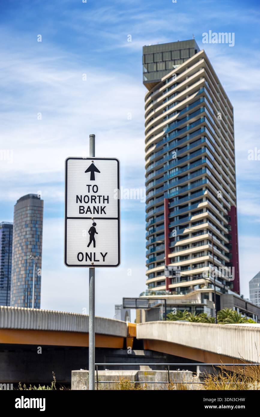 Sentier traversant la rivière Yarra à Melbourne, en Australie, reliant la Southbank et les docklands au quartier central des affaires et à la rive nord. Banque D'Images