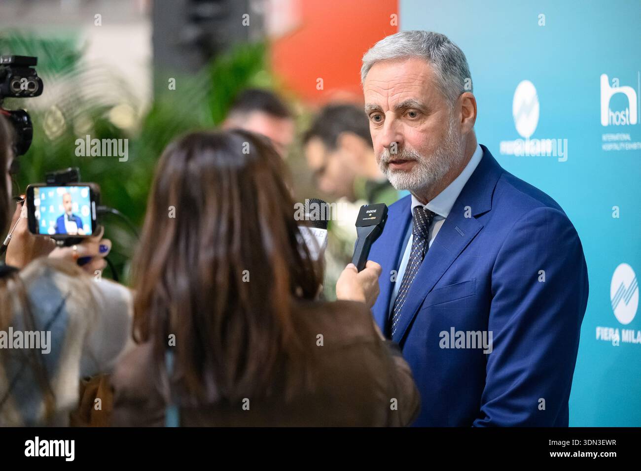 Roberto Foresti, Directeur général adjoint de Fiera Milano, à Host Milano 2025. Diriger le salon mondial de l'hôtellerie et HoReCa à Milan, Italie. Banque D'Images