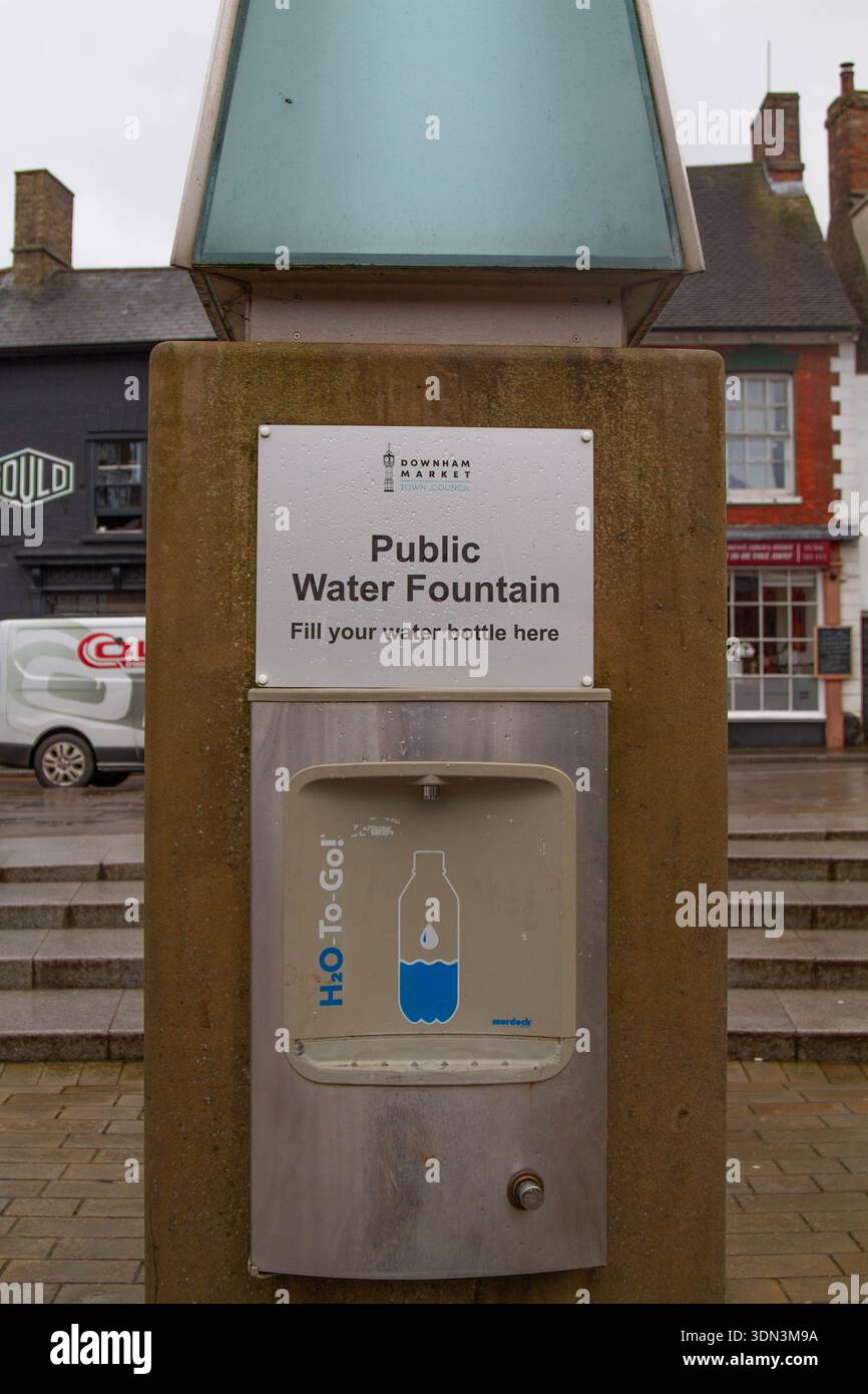 Fontaine d'eau publique dans le style de l'ancienne pompe à eau de la ville à Town Square, Downham Market, Norfolk Banque D'Images
