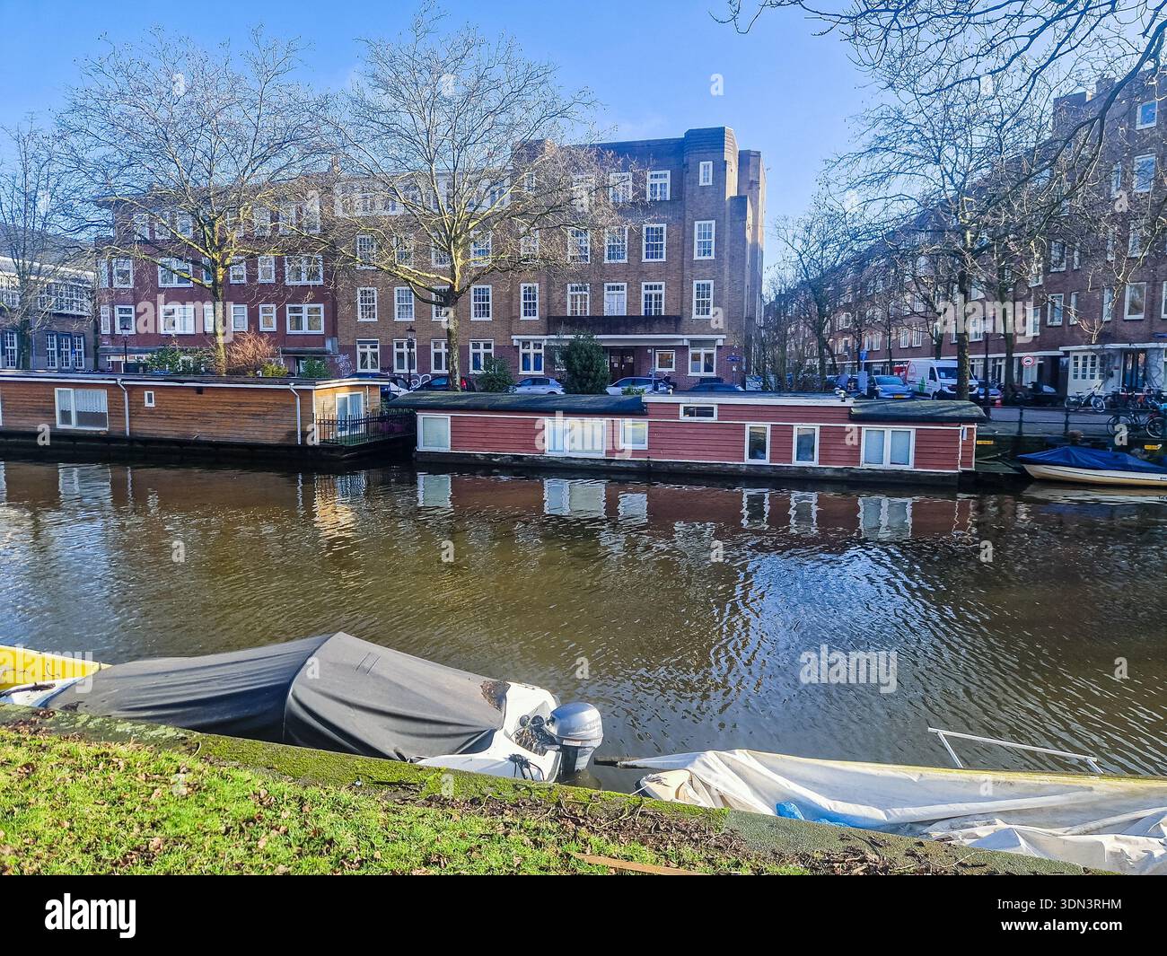 Amsterdam, pays-Bas - 7 février 2026 : Amsterdam maisons flottantes sur le canal. Péniches, front de mer résidentiel. - Image de stock capturée avec un smartphone