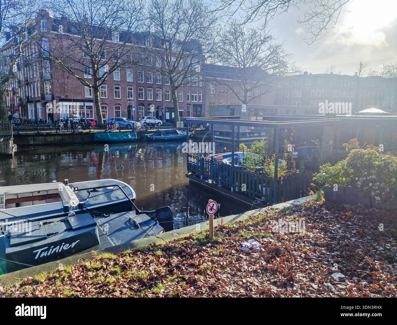 Amsterdam, pays-Bas - 7 février 2026 : Amsterdam maisons flottantes sur le canal. Péniches, front de mer résidentiel. - Image de stock capturée avec un smartphone