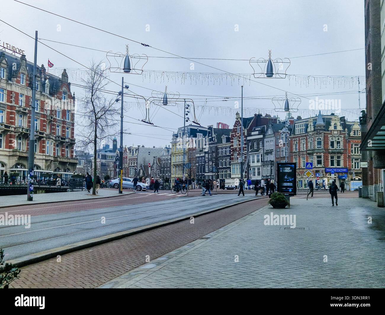 Amsterdam, pays-Bas - 6 février 2026 : vue sur la ville d'Amsterdam avec maisons sur le canal et vélos. - Image de stock capturée avec un smartphone