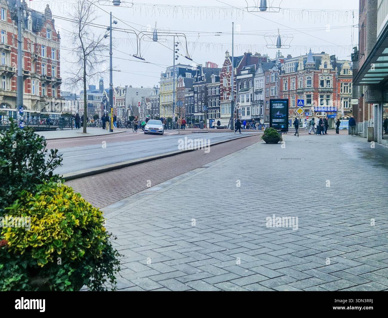 Amsterdam, pays-Bas - 6 février 2026 : vue sur la ville d'Amsterdam avec maisons sur le canal et vélos. - Image de stock capturée avec un smartphone