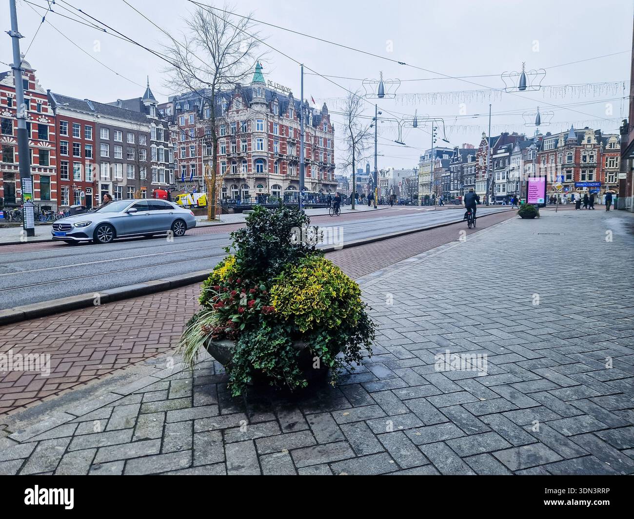 Amsterdam, pays-Bas - 6 février 2026 : vue sur la ville d'Amsterdam avec maisons sur le canal et vélos. - Image de stock capturée avec un smartphone