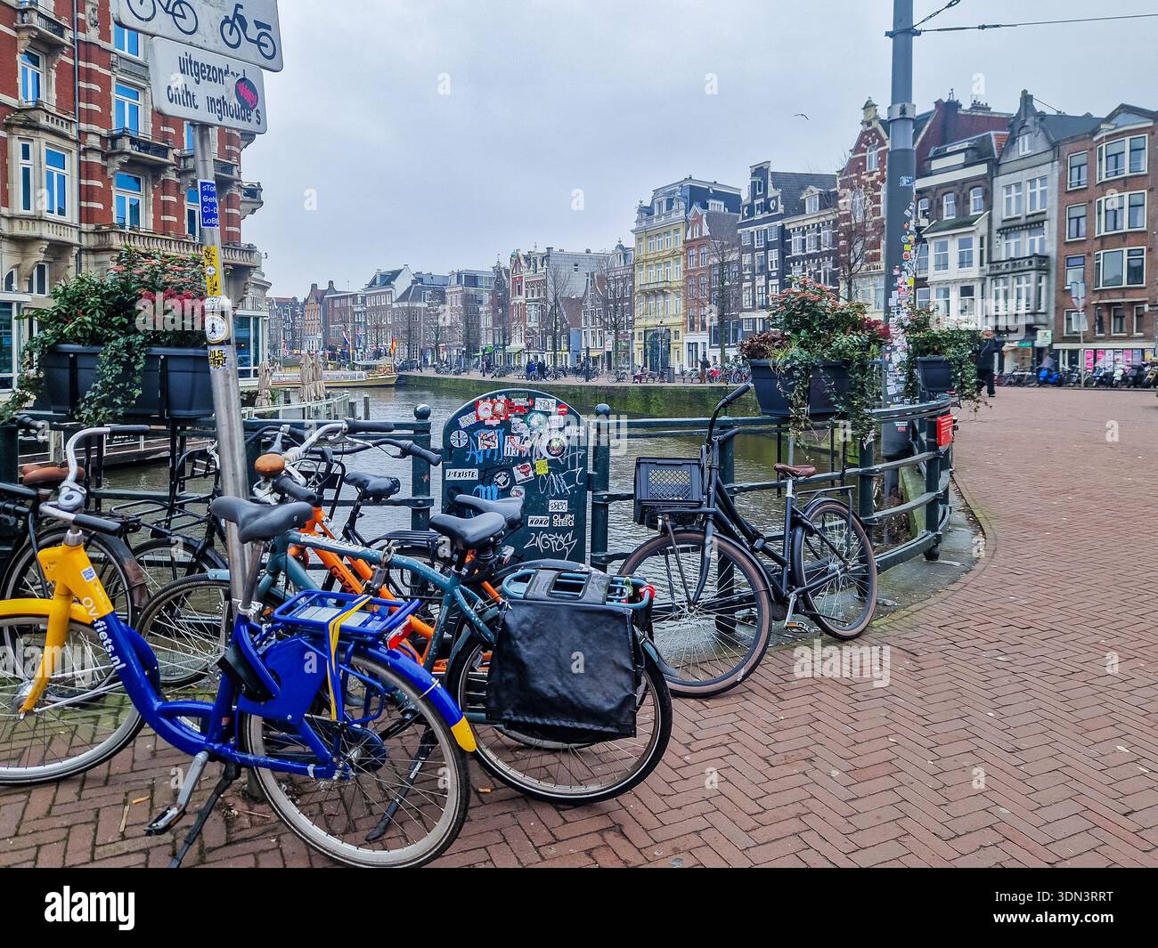 Amsterdam, pays-Bas - 6 février 2026 : vue sur la ville d'Amsterdam avec maisons sur le canal et vélos. - Image de stock capturée avec un smartphone