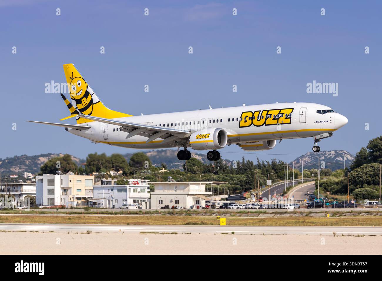 Rhodes, Grèce - 1er juin 2025 : Buzz Boeing 737-8-200 MAX à l'aéroport de Rhodes en Grèce. Banque D'Images