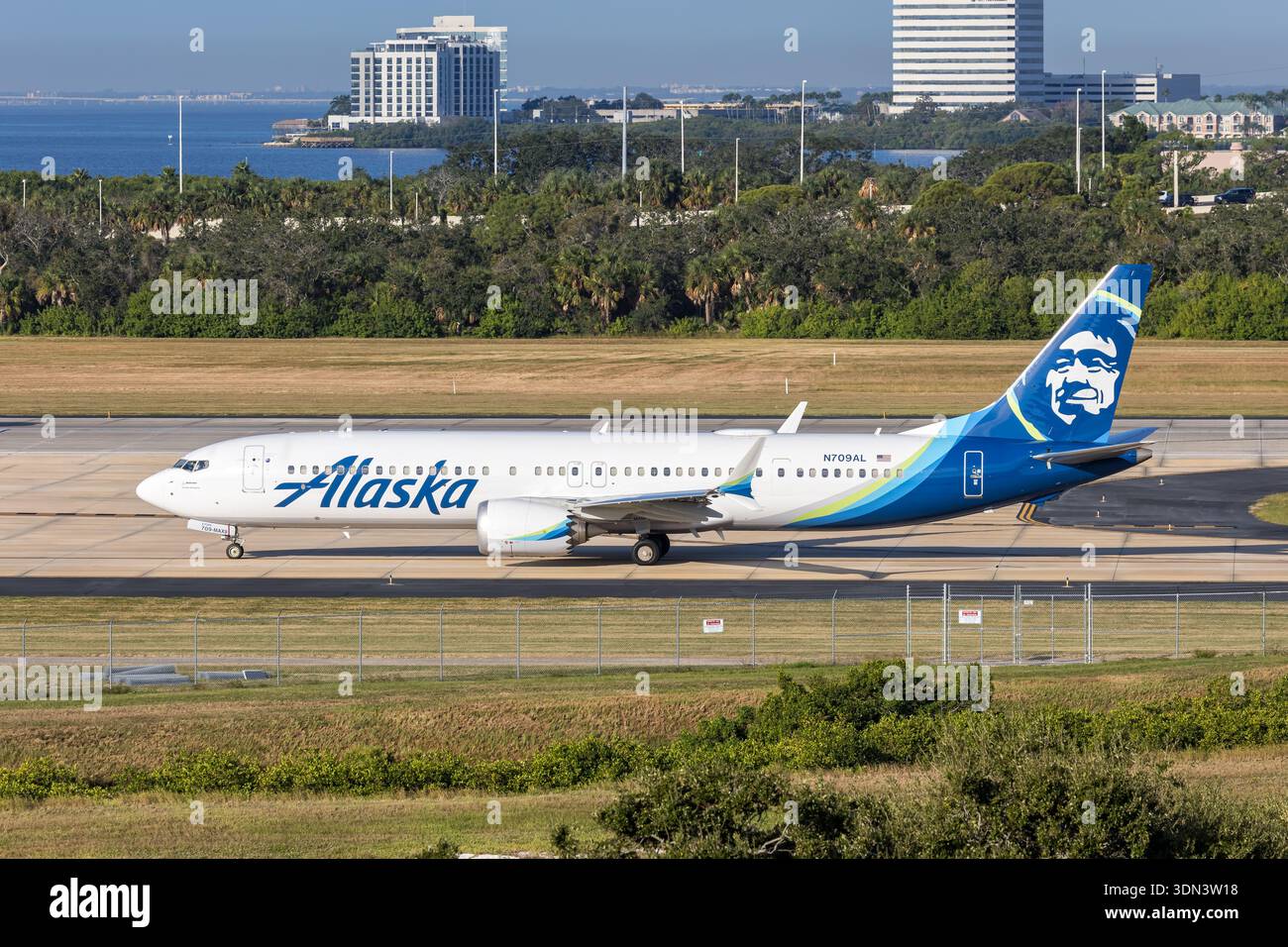 Tampa, États-Unis - 7 novembre 2025 : Alaska Airlines Boeing 737 MAX 9 à l'aéroport de Tampa aux États-Unis. Banque D'Images