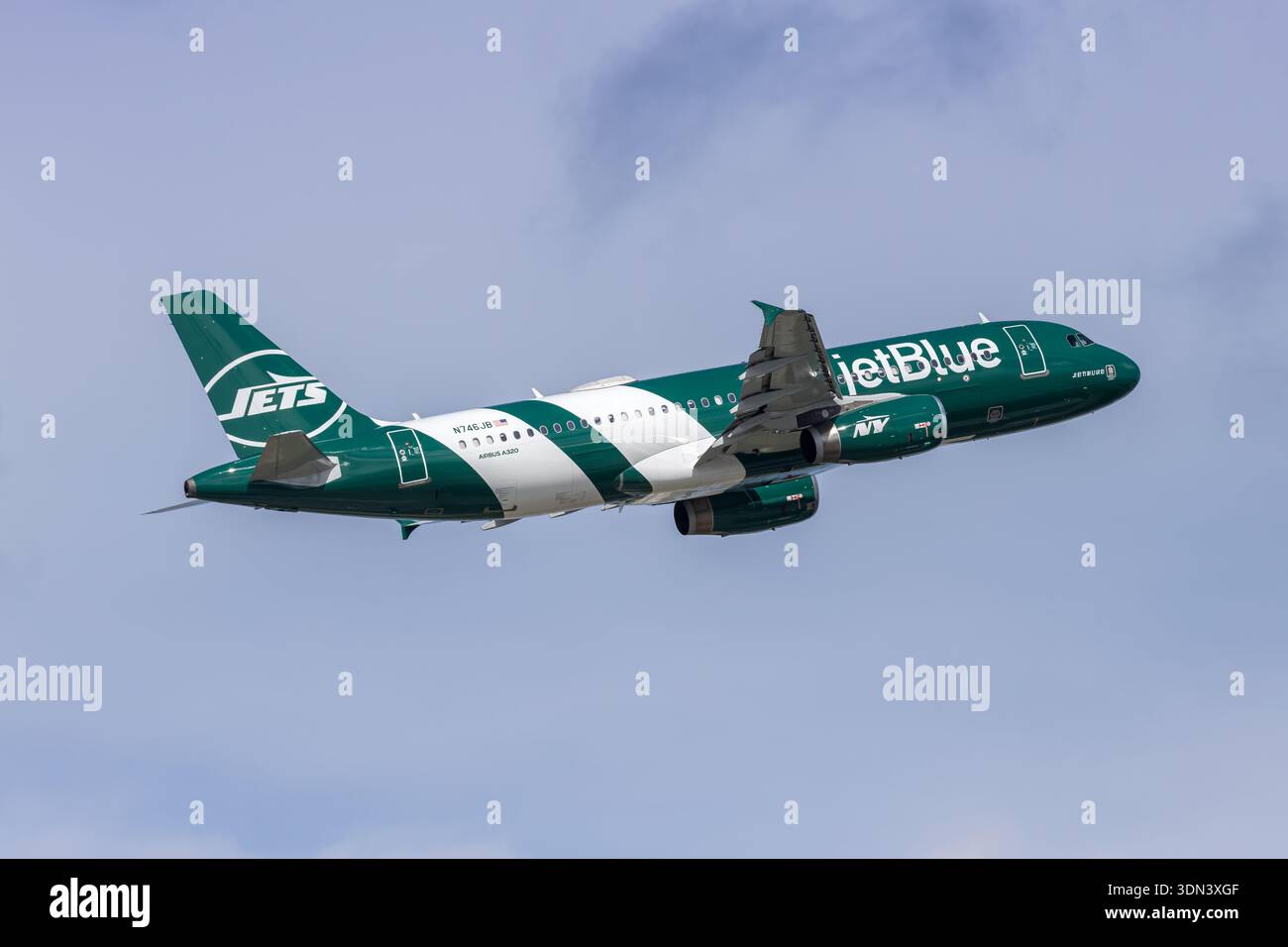 Fort Lauderdale, États-Unis - 5 novembre 2025 : Airbus A320 de JetBlue Airways avec livrée spéciale de football New York jets NFL à Fort Lauderd Banque D'Images