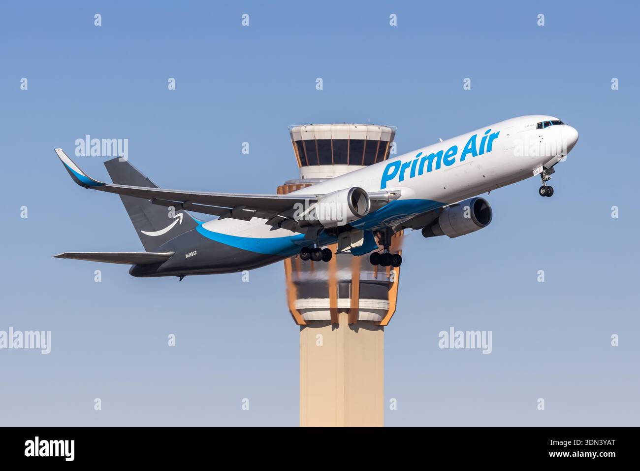 Phoenix, États-Unis - 10 novembre 2025 : Boeing 767-300ER BDSF d'Amazon Prime Air à l'aéroport de Phoenix aux États-Unis. Banque D'Images