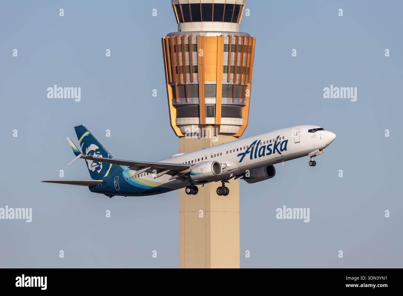 Phoenix, États-Unis - 10 novembre 2025 : avion Boeing 737-900ER d'Alaska Airlines à l'aéroport de Phoenix aux États-Unis. Banque D'Images