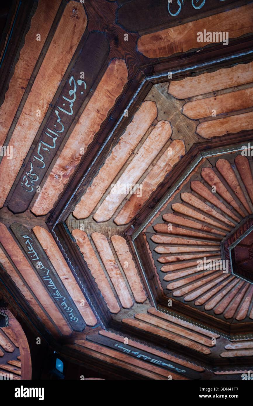 Vue d'un plafond à motifs géométriques orné d'inscriptions calligraphiques, une étude dans des tons chauds et de l'art culturel, Sarajevo, Federacija Bo Banque D'Images