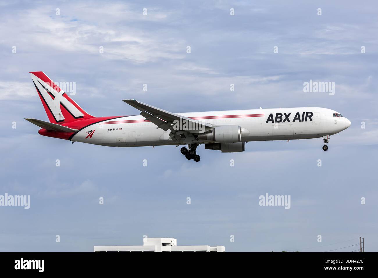 Miami, États-Unis - 6 novembre 2025 : avion ABX Air Boeing 767-300ER(BDSF) à l'aéroport de Miami aux États-Unis. Banque D'Images