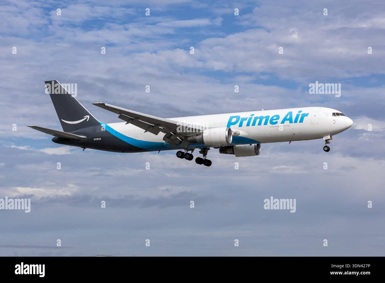 Miami, États-Unis - 6 novembre 2025 : Boeing 767-300ER(BDSF) d'Amazon Prime Air à l'aéroport de Miami aux États-Unis. Banque D'Images