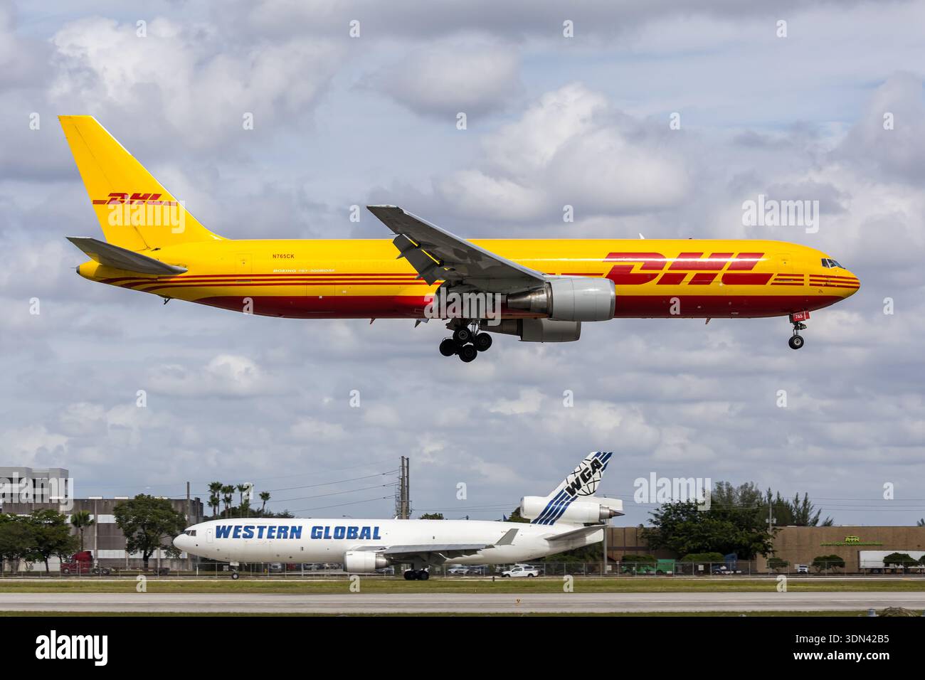 Miami, États-Unis - 6 novembre 2025 : DHL 21 Air Boeing 767-300ER(BDSF) à l'aéroport de Miami aux États-Unis. Banque D'Images