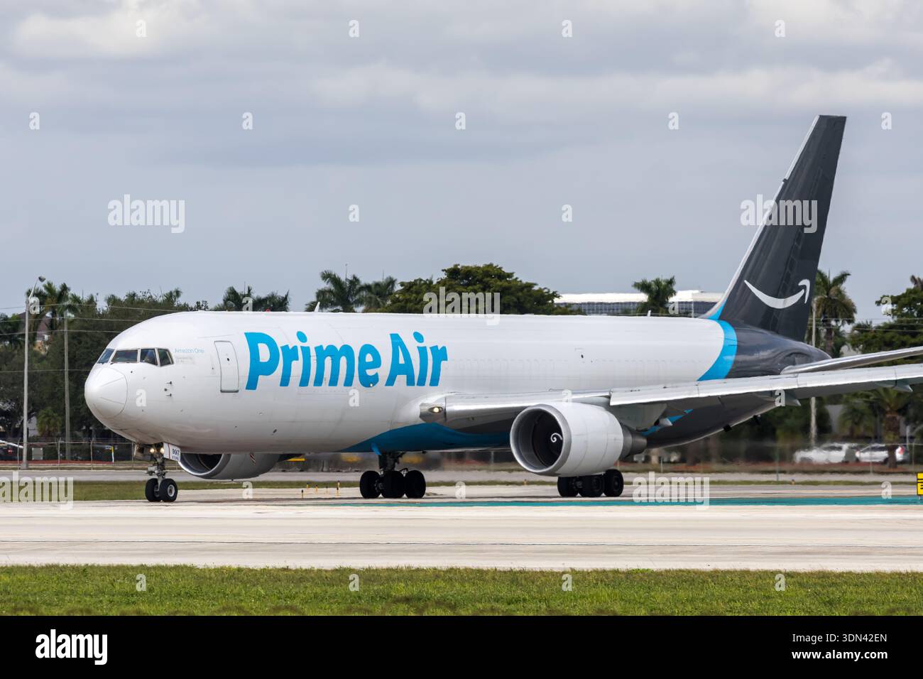Miami, États-Unis - 6 novembre 2025 : Boeing 767-300ER(BDSF) d'Amazon Prime Air à l'aéroport de Miami aux États-Unis. Banque D'Images