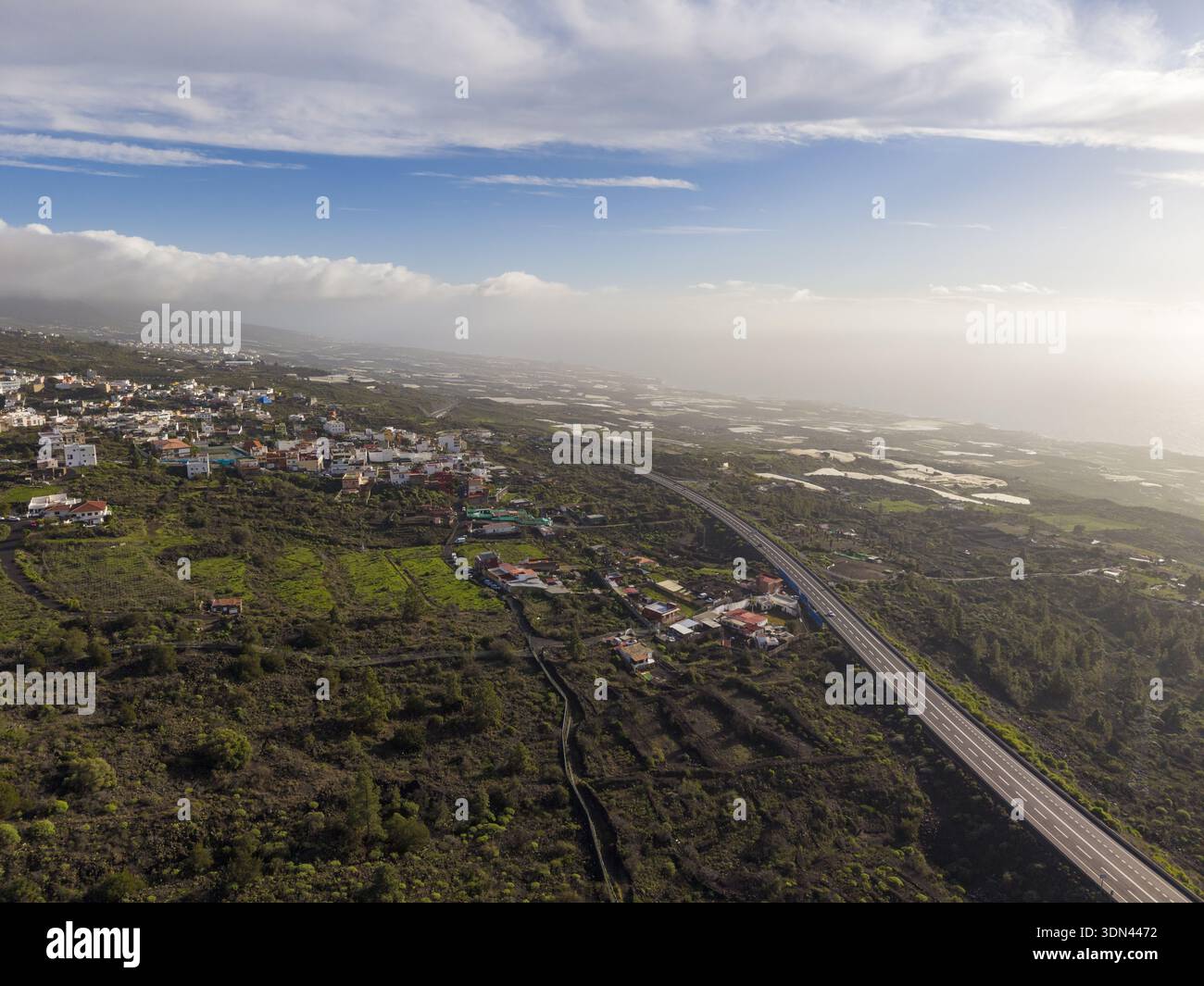 Vue aérienne de l'autoroute sinueuse traversant des paysages ensoleillés et des terrains accidentés, El Teide, Tenerife, Espagne. Banque D'Images