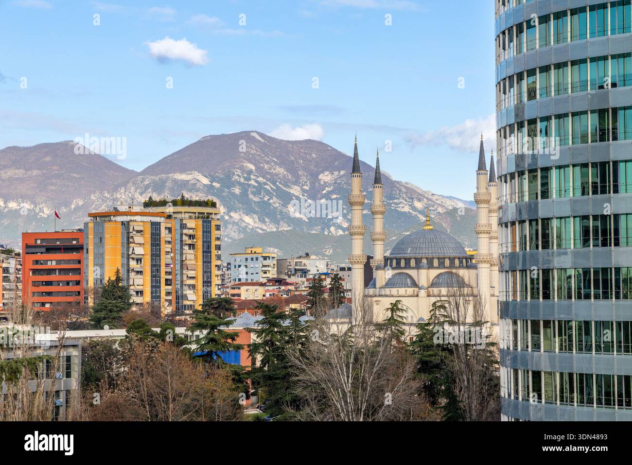 Vue panoramique du centre-ville avec la Grande Mosquée de Namazgah, bâtiments résidentiels et montagnes sous ciel bleu, Tirana, Albanie Banque D'Images