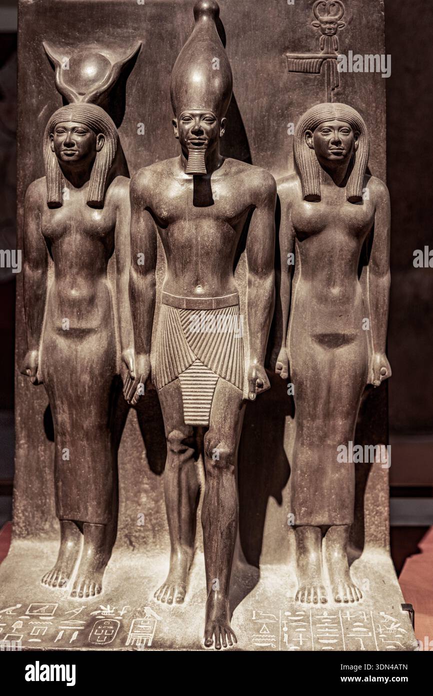 Sculpture de triade égyptienne antique montrant Pharaon Menkaure flanqué par la déesse Hathor et une divinité régionale. Sculptée pendant l'ancien Empire, cette icône Banque D'Images