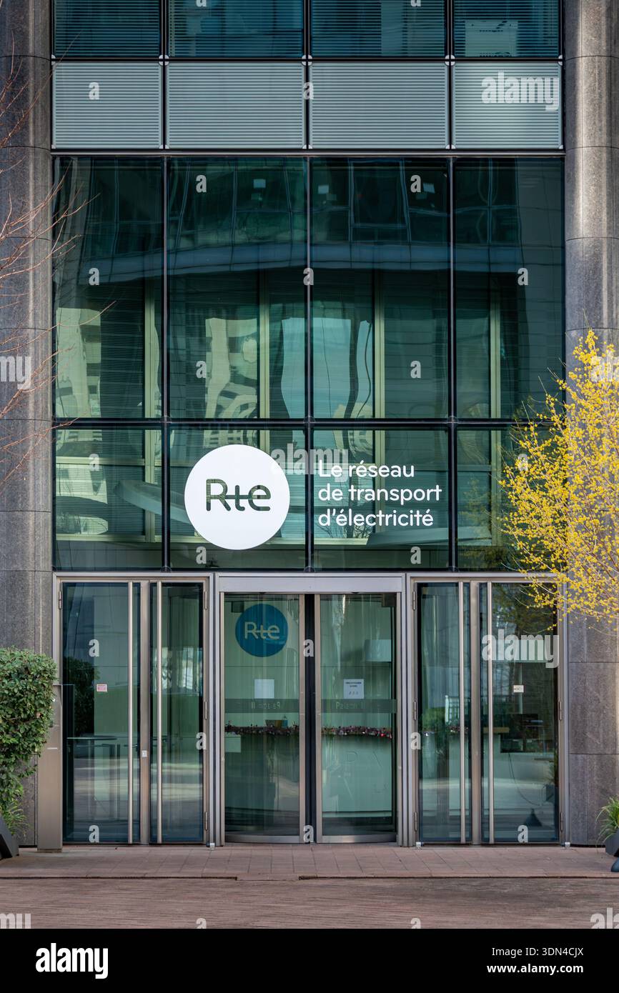 Entrée d'un bâtiment appartenant à RTE (réseau de transport d'électricité), le gestionnaire de réseau de transport d'électricité de France Banque D'Images