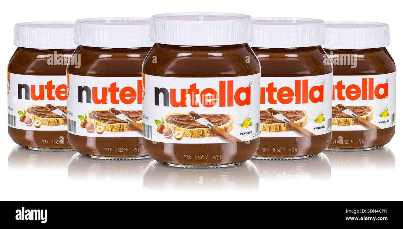 Stuttgart, Allemagne - 25 septembre 2025 : Nutella noisette cacao tartiner des pots de 450g avec le logo de l'entreprise isolé sur fond blanc à Stuttgart, en Allemagne Banque D'Images