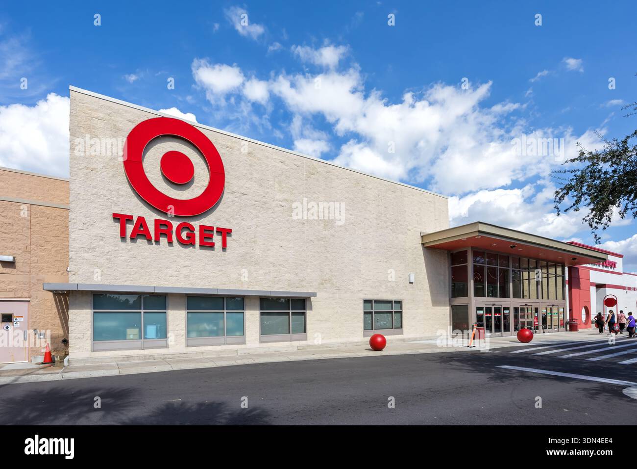 Tampa, États-Unis - 7 novembre 2025 : magasin de rabais de chaîne de supermarché Target à Tampa, États-Unis. Banque D'Images