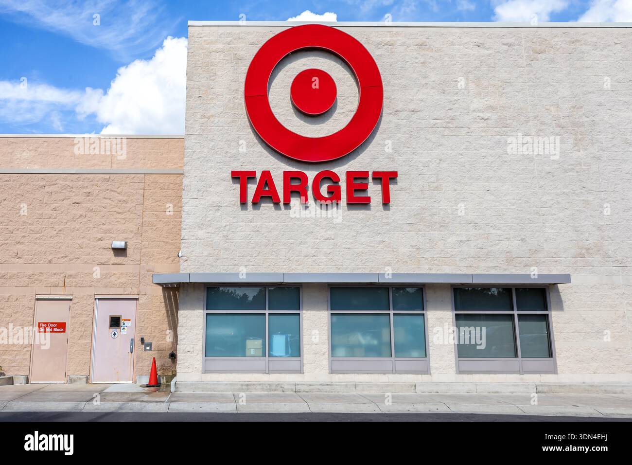 Tampa, États-Unis - 7 novembre 2025 : magasin de rabais de chaîne de supermarché Target à Tampa, États-Unis. Banque D'Images
