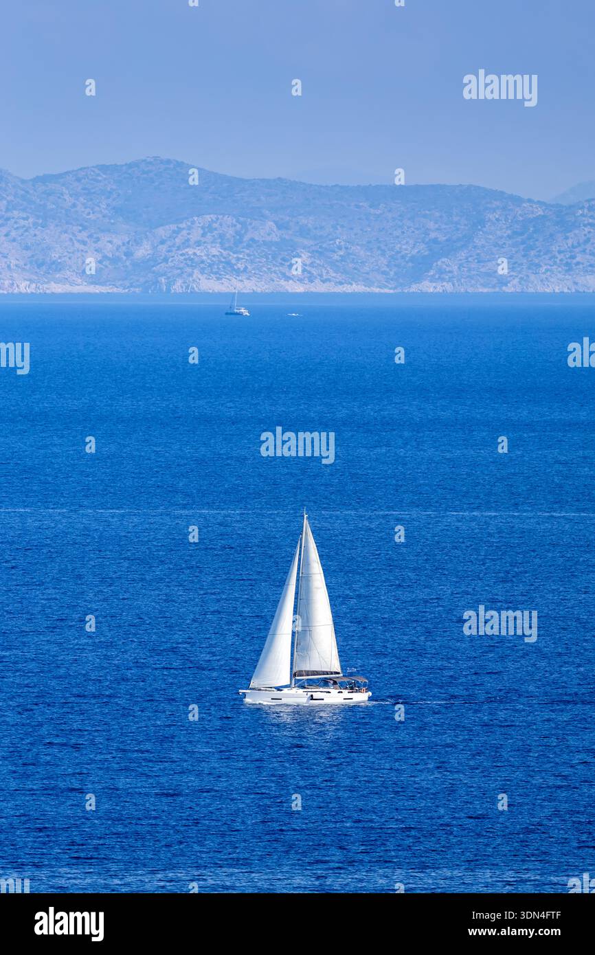 Voilier bateau à voile sur la mer Egée Méditerranée vacances près de l'île de Rhodes, Grèce Banque D'Images