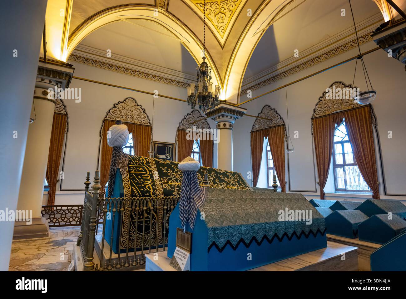 Bursa, Turquie - 10.20 2021 : tombes d'Osman Gazi et d'Orhan Gazi à Bursa, Turquie. Tombes des fondateurs de l'Empire ottoman situées dans le parc de Tophane, Bursa. Banque D'Images