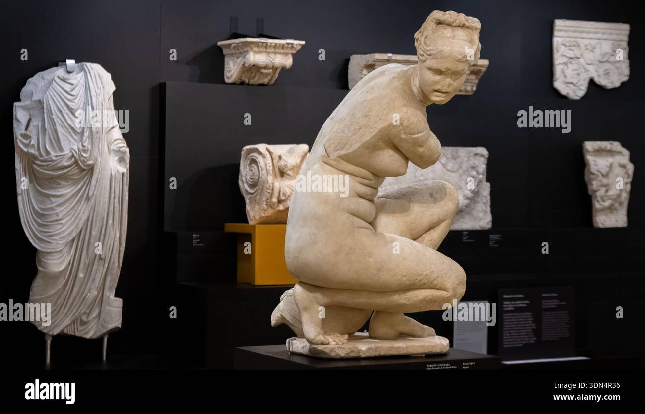 Fragment de statue en marbre classique exposé avec des pièces architecturales au Musée archéologique de Córdoba. Banque D'Images