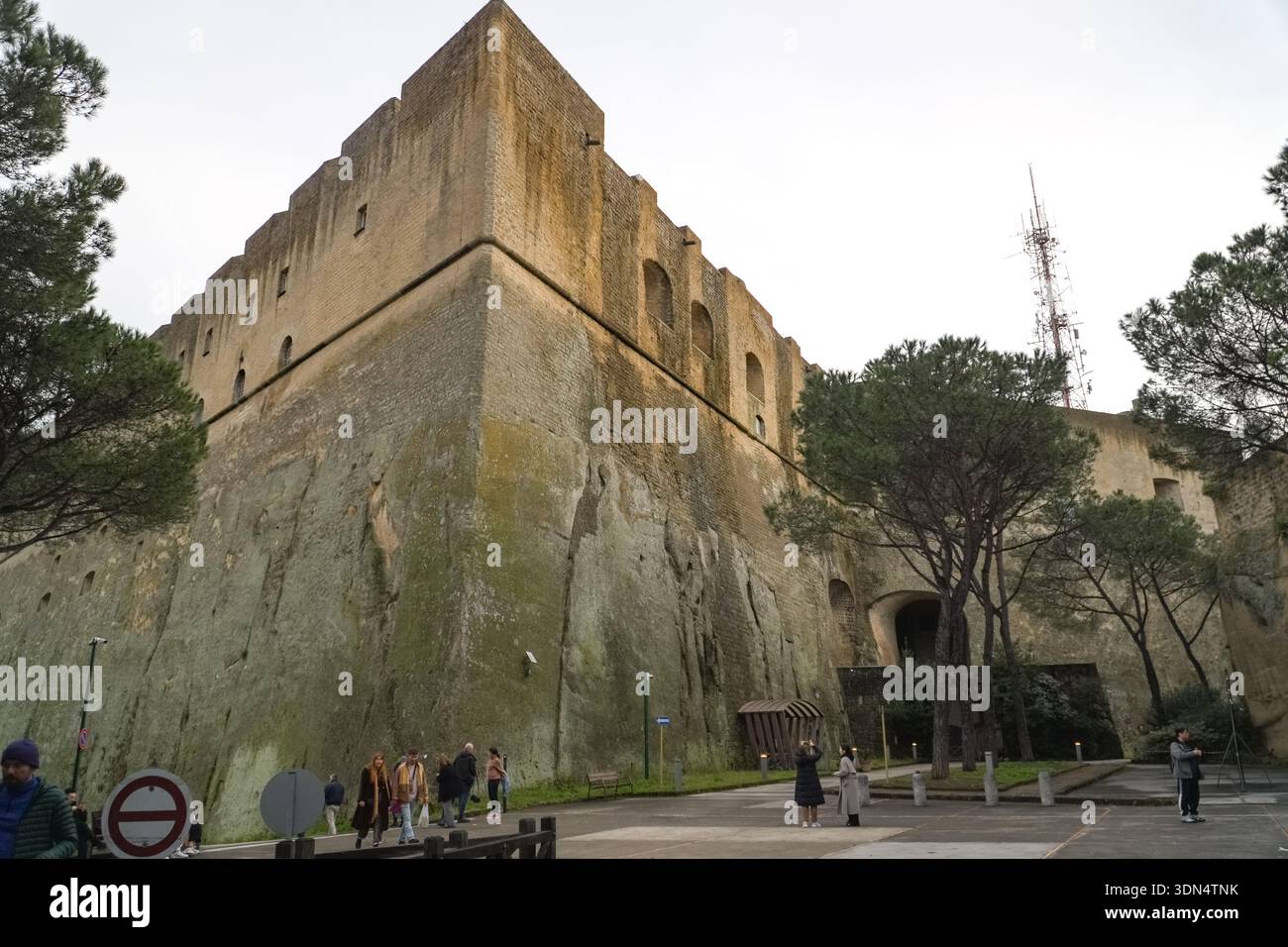 Castel Sant'Elmo (Castello di Sant'Elmo). Murs massifs en tuf de la forteresse historique sur la colline de Vomero, Naples, Italie. Banque D'Images