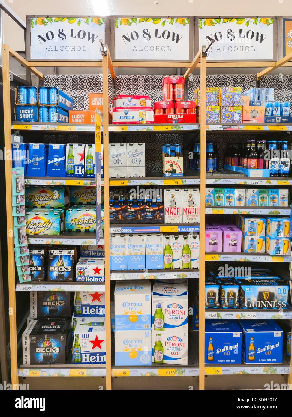 Boissons sans alcool et à faible teneur en alcool en vente au supermarché Morrisons. Les ventes à faible teneur en alcool et sans alcool (NOL) sont en plein essor au Royaume-Uni, stimulées par des consommateurs soucieux de leur santé Banque D'Images