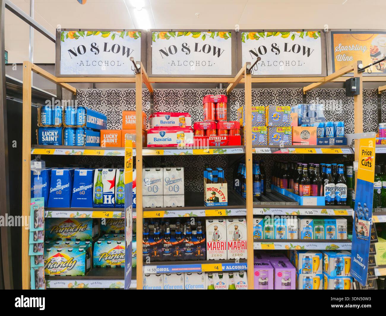 Boissons sans alcool et à faible teneur en alcool en vente au supermarché Morrisons. Les ventes à faible teneur en alcool et sans alcool (NOL) sont en plein essor au Royaume-Uni, stimulées par des consommateurs soucieux de leur santé Banque D'Images