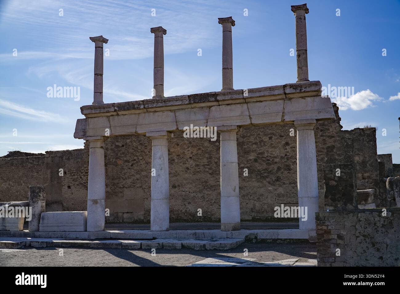 Ruines du Forum Romanum à Pompéi, Italie. Ancienne structure romaine avec des colonnes de marbre et des murs de pierre, préservée après l'éruption du Vésuve de 79 après JC Banque D'Images