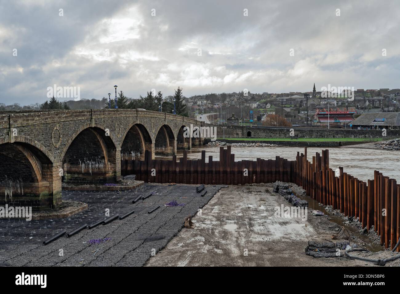 Travaux essentiels de réparation de 3 millions de livres sur le pont Banff de 1779 au-dessus de la rivière Deveron à Banff, en Écosse. Banque D'Images