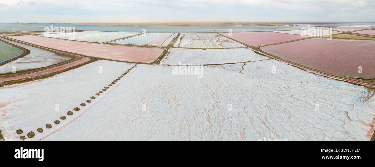 Vue aérienne de piscines sèches colorées avec sel, saline près de Walvis Bay, Namibie Banque D'Images