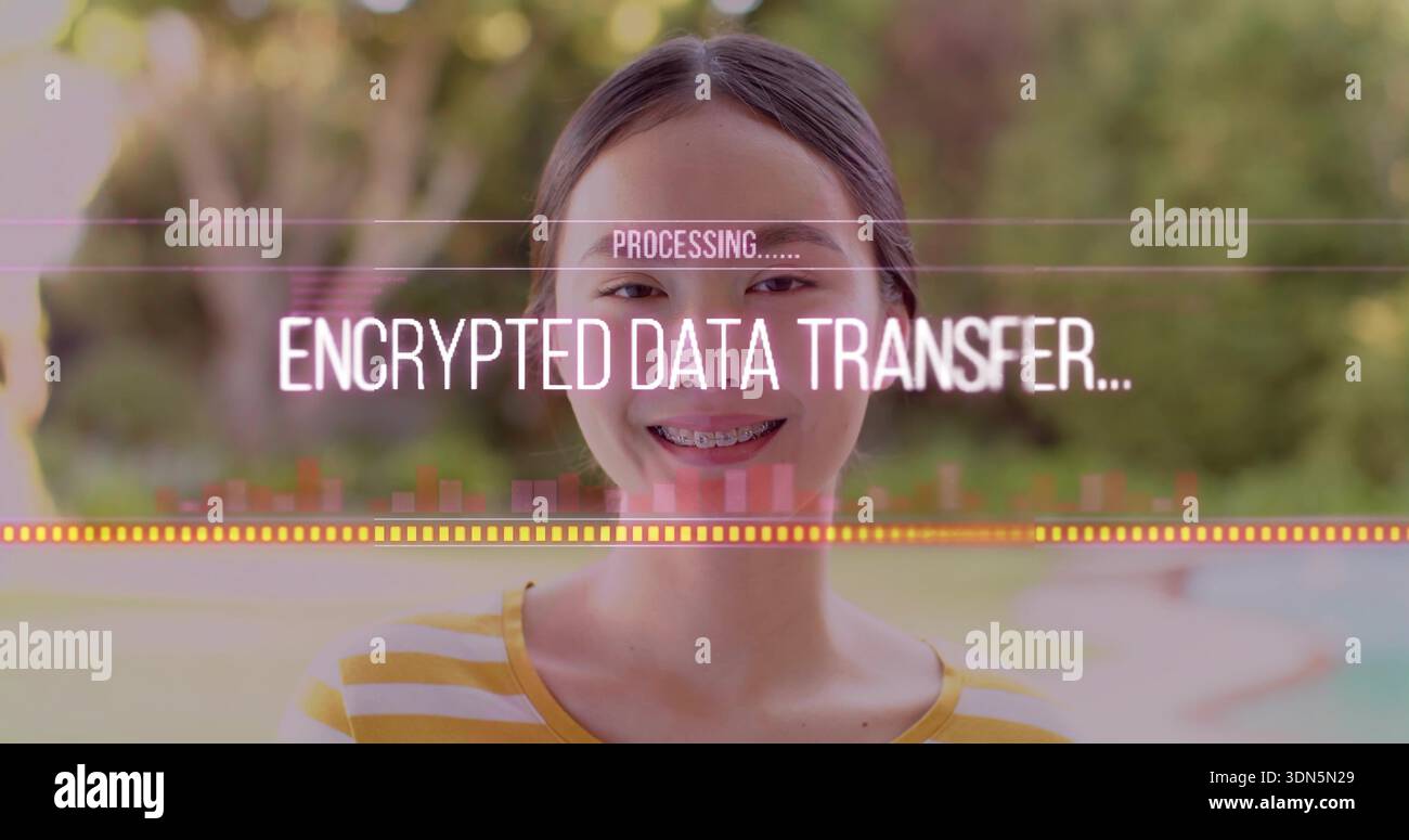 Femme asiatique debout portant un haut rayé jaune et blanc dans la cour arrière, affichant une superposition cryptée Banque D'Images