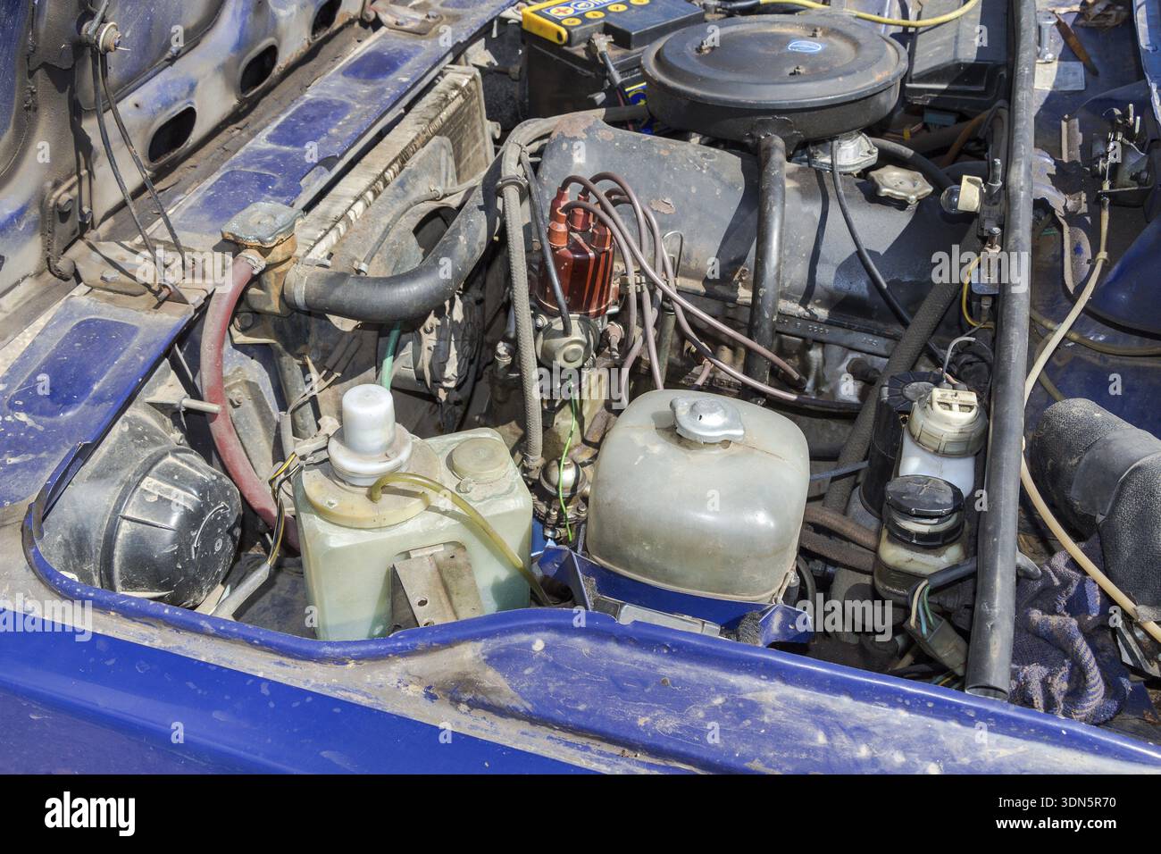 SAMARA, RUSSIE - 30 AOÛT 2014 : L'apparition du compartiment moteur de l'ancienne voiture soviétique Banque D'Images