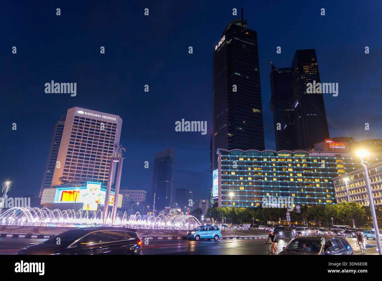 Gratte-ciel dans le centre-ville de Jakarta la nuit, Indonésie Banque D'Images