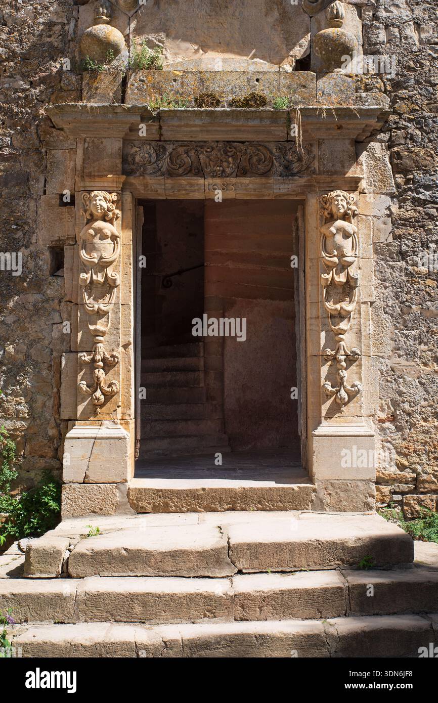 Détail d'une sculpture médiévale de cheminée en bois à l'intérieur d'une vieille maison dans le village médiéval de Bruniquel en France Banque D'Images