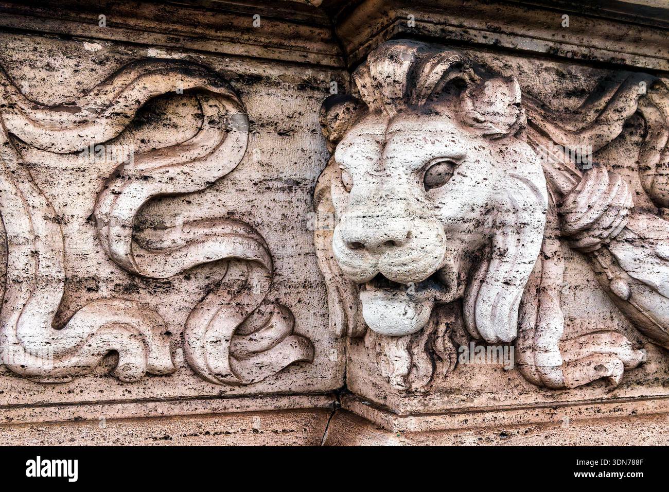 Gros plan d'un relief de pierre de tête de lion sur le Ponte Vittorio Emanuele II, Rome, Latium, Italie Banque D'Images
