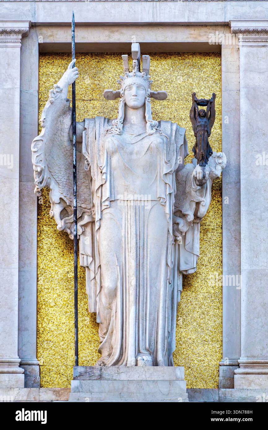 Statue de Dea Roma par Angelo Zanelli en marbre Botticino sur fond de mosaïque dorée, Altare della Patria, Rome, Italie Banque D'Images