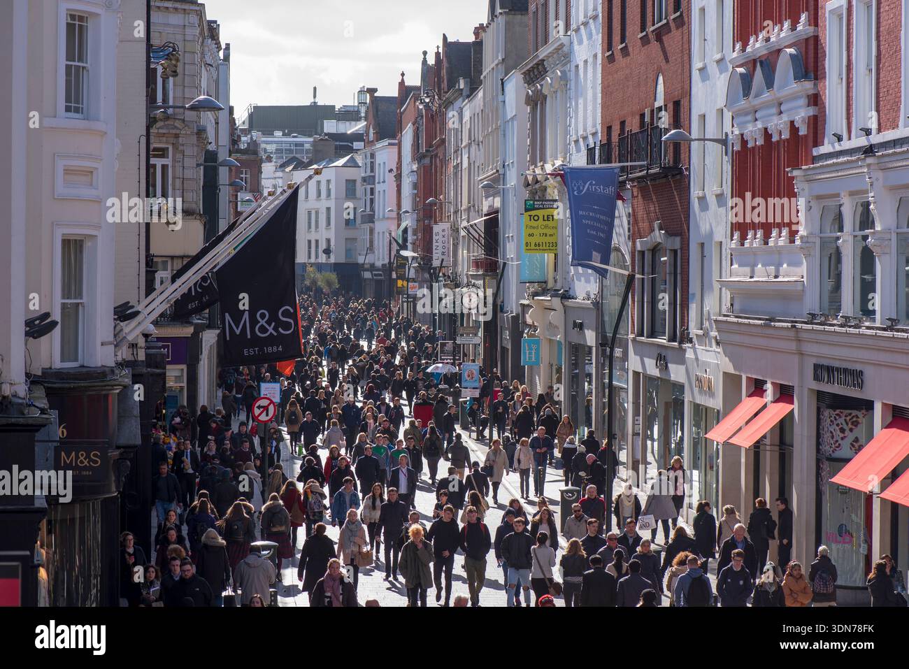 Quartier commerçant animé de Grafton Street dans le centre-ville de Dublin, Irlande. Banque D'Images