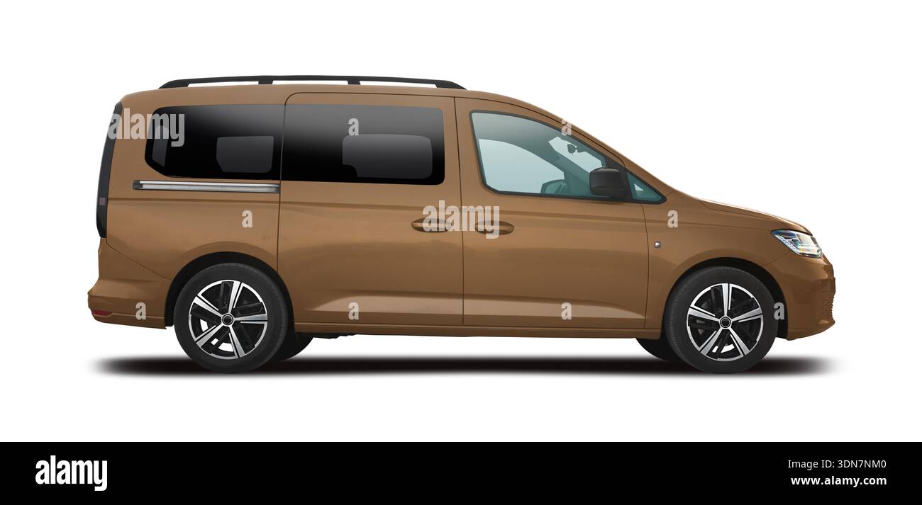 Vue latérale de la voiture VW Caddy MPV isolée sur fond blanc Banque D'Images