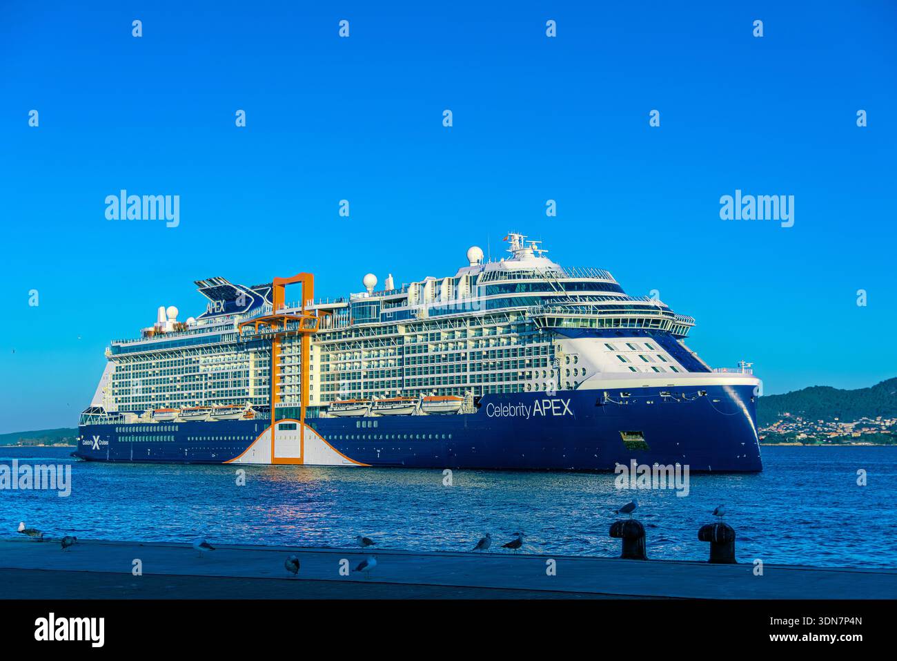 Octobre 2025 ; Vigo, Galice, Espagne : la Celebrity APEX approche du quai des bateaux de croisière de Vigo, bornes au premier plan Banque D'Images
