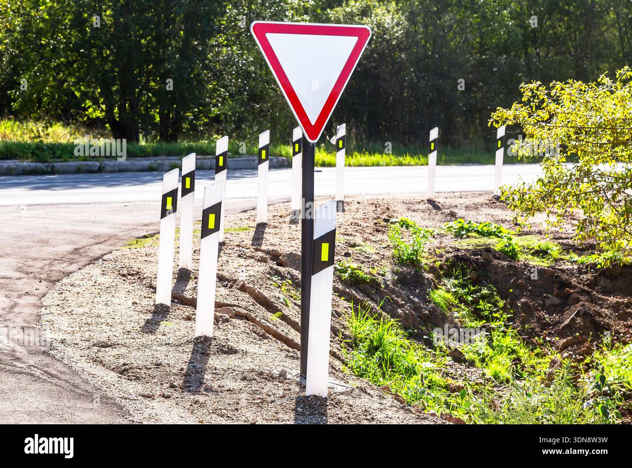 Panneau routier "Give Way" en sortant d'une route secondaire sur la route principale. Céder la place à la circulation sur la route principale. Sortir de la route secondaire à la principale Banque D'Images