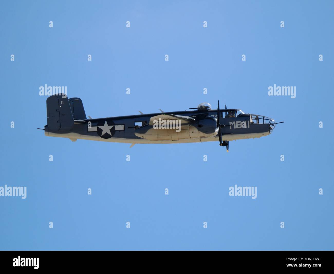 Titre : profil latéral du bombardier B-25 Mitchell de la seconde Guerre mondiale en vol Banque D'Images