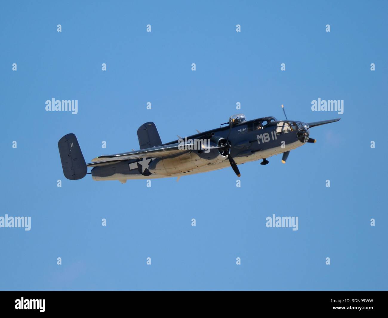 Titre : bombardier nord-américain B-25 Mitchell de la seconde Guerre mondiale en vol Banque D'Images