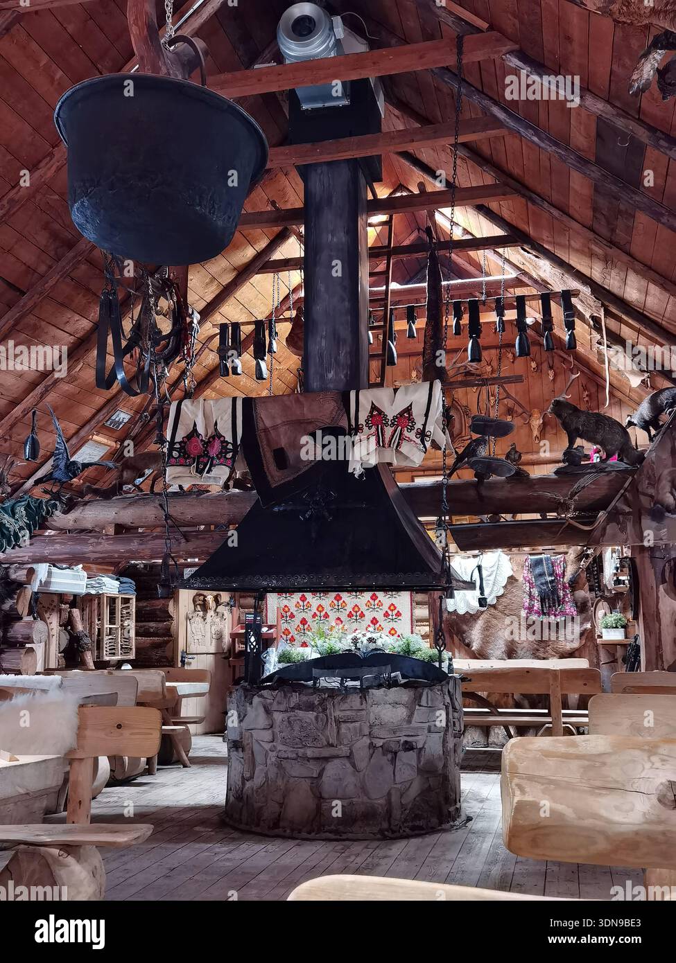 Intérieur rustique d'un Lodge traditionnel avec une cheminée centrale en pierre - Image de stock capturée avec un smartphone