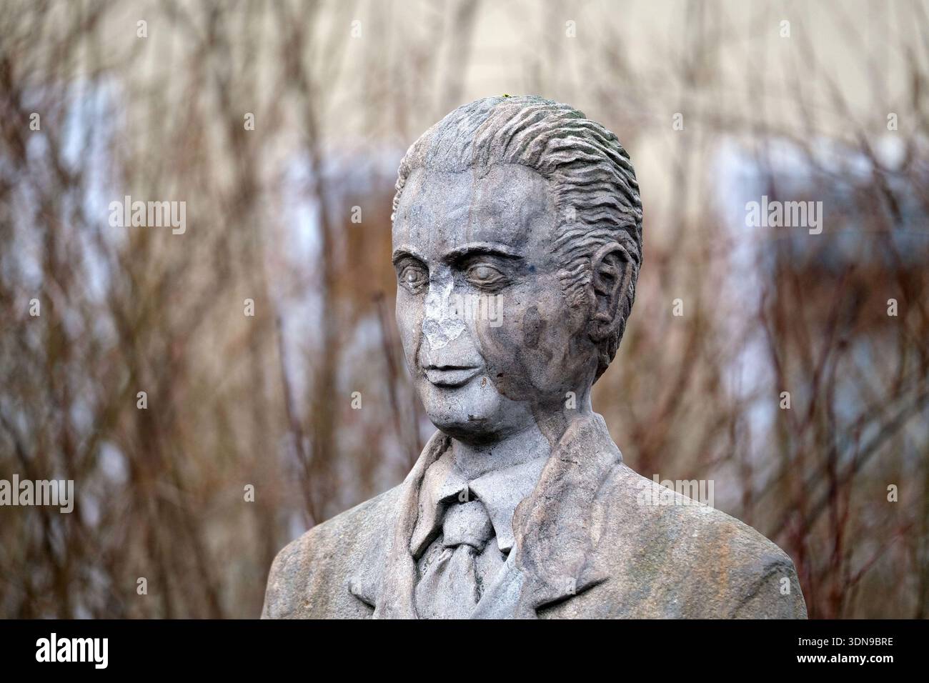 01 février 2026, basse-Saxe, Hildesheim : la statue endommagée d'Oskar Schindler à Hildesheim. Des inconnus ont de nouveau endommagé des statues à Hildesheim. Entre autres choses, le nez de la statue d'Oskar Schindler est manquant, selon la police. Photo : Christian Gossmann/dpa Banque D'Images