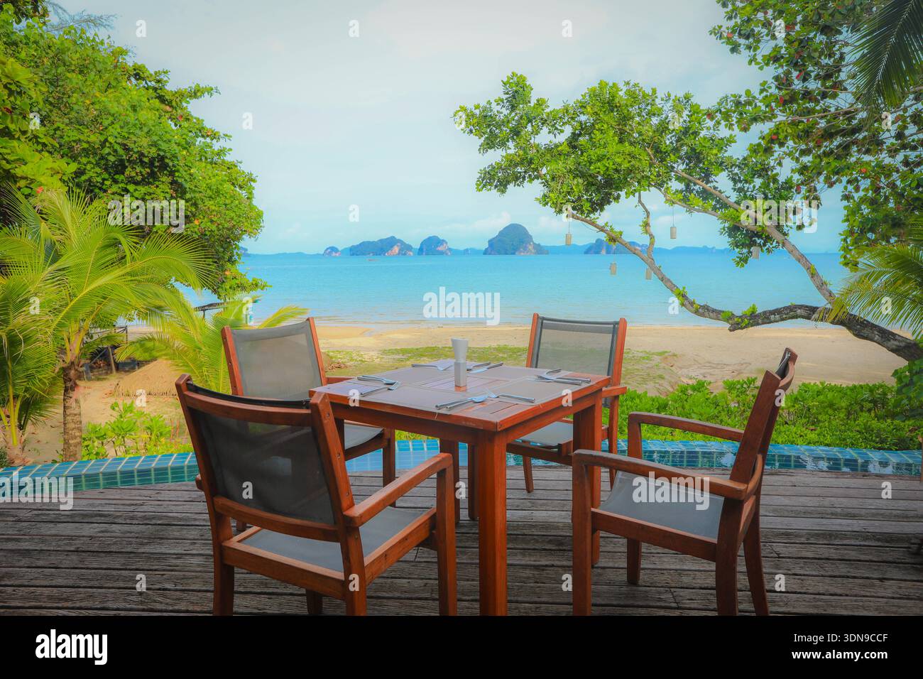 Table à manger et chaises sur l'île tropicale de la plage un jour d'été Banque D'Images